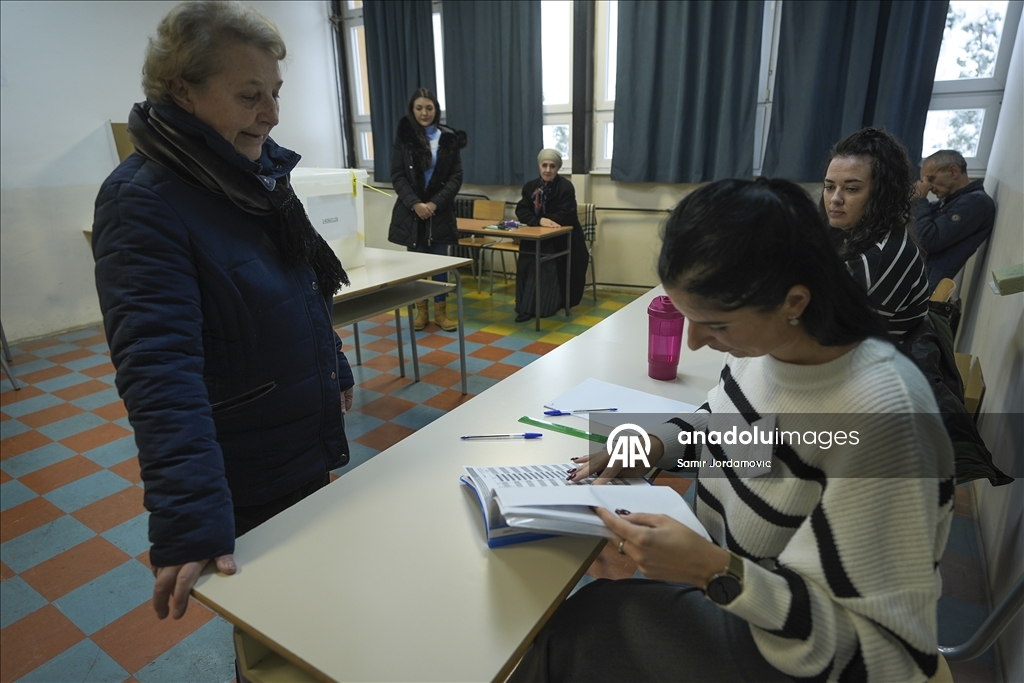 Избиратели сербской автономии в Боснии и Герцеговине голосуют на досрочных президентских выборах