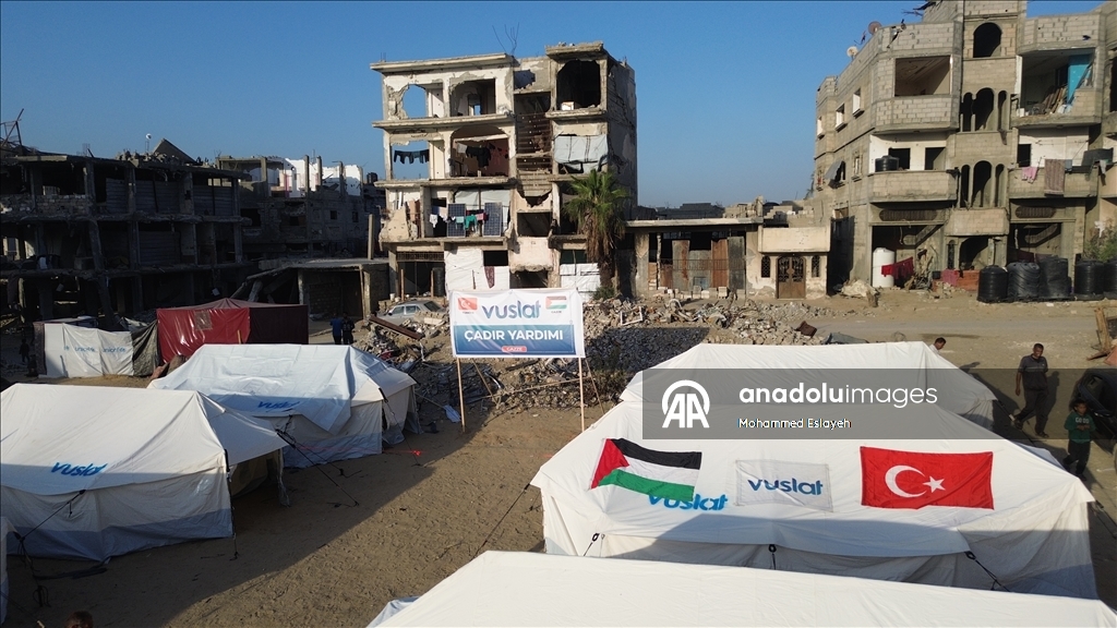 Han Yunus’ta Filistinliler için çadır kent kuruldu