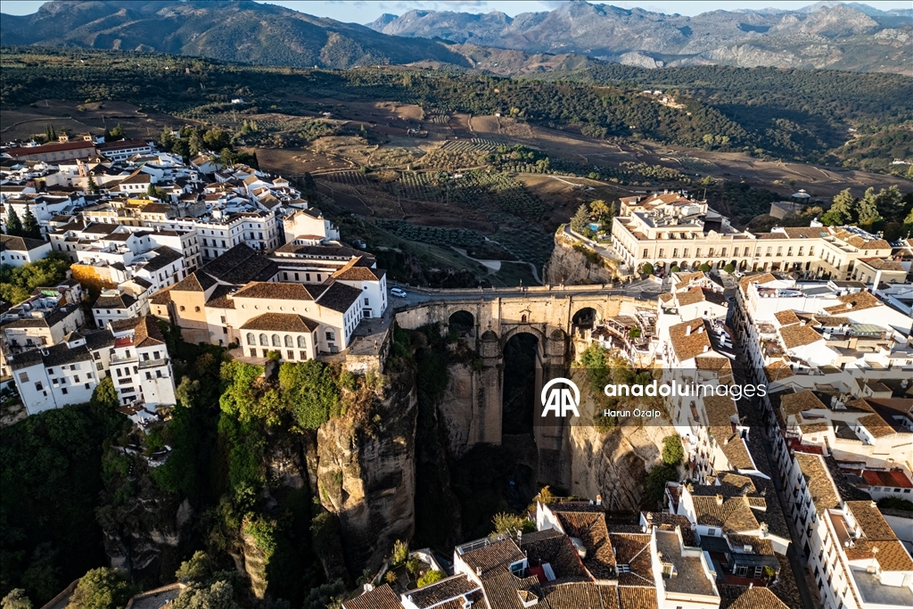 Великолепный мост Пуэнте-Нуэво в Андалусии