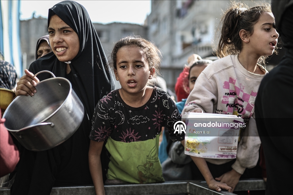 Nusayrat’ta tekiye, yerinden edilen sivillere sıcak yemek dağıttı