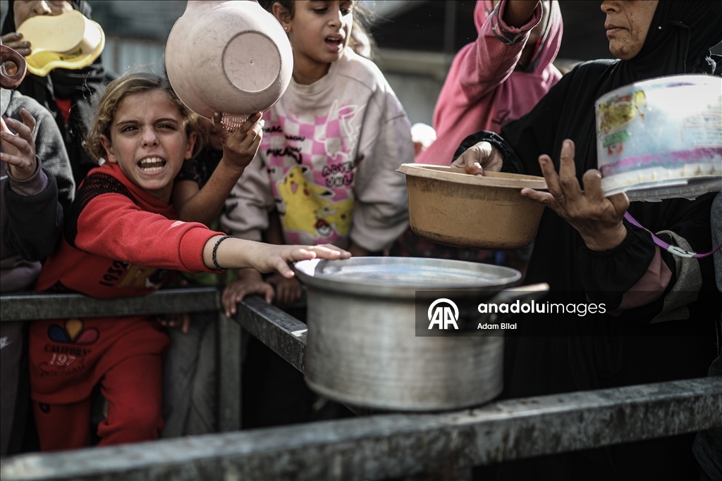 Nusayrat’ta tekiye, yerinden edilen sivillere sıcak yemek dağıttı