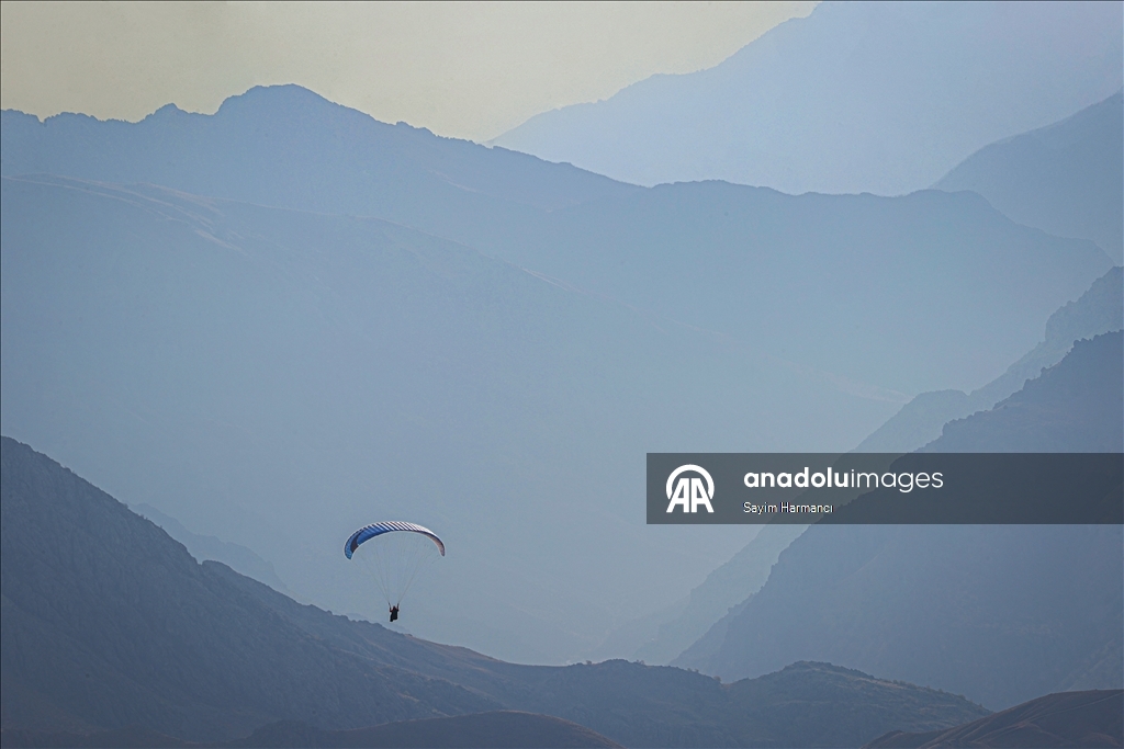 Небо Хаккяри окрашивается цветами парапланов