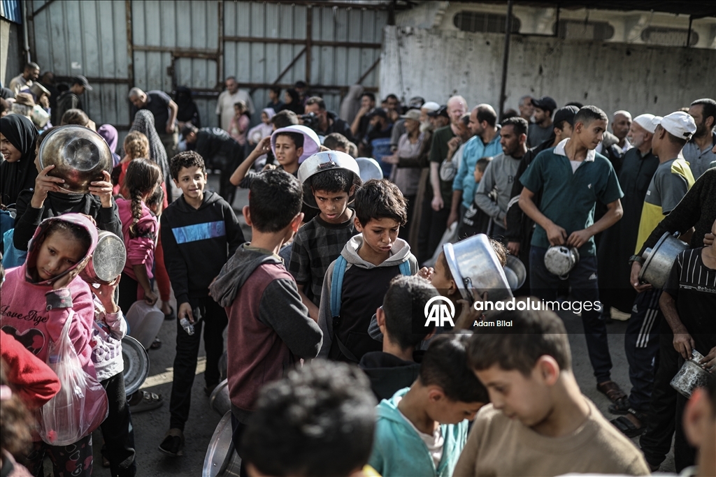 Nusayrat’ta tekiye, yerinden edilen sivillere sıcak yemek dağıttı