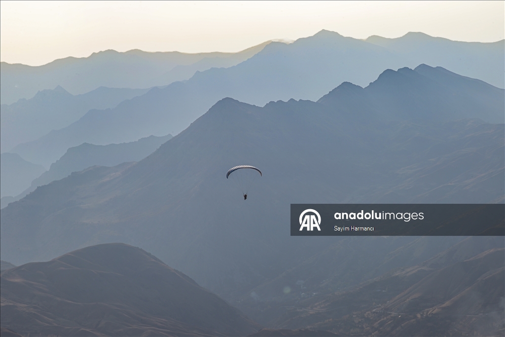 Небо Хаккяри окрашивается цветами парапланов