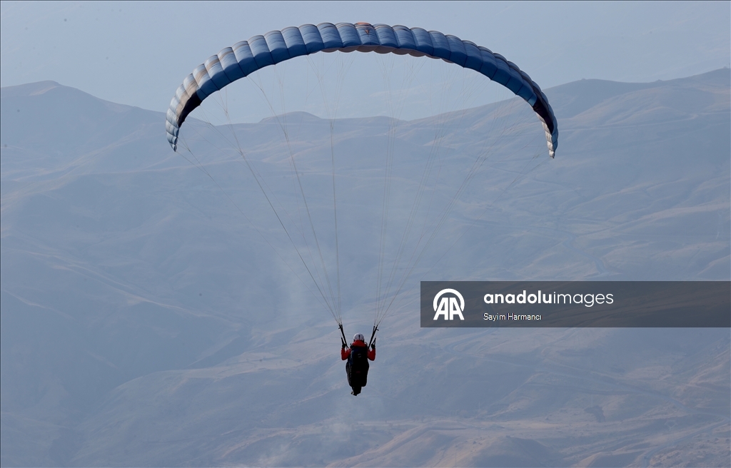 Небо Хаккяри окрашивается цветами парапланов