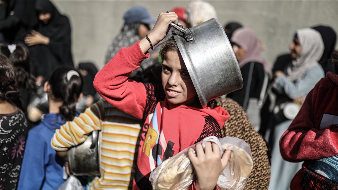 Nusayrat’ta tekiye, yerinden edilen sivillere sıcak yemek dağıttı