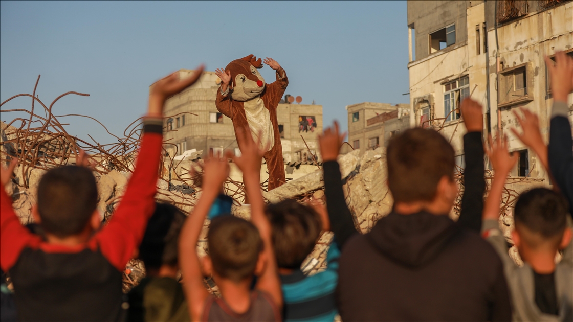 Gönüllü gençler, savaşın masum mağdurları Gazzeli çocukların yüzünü güldürdü