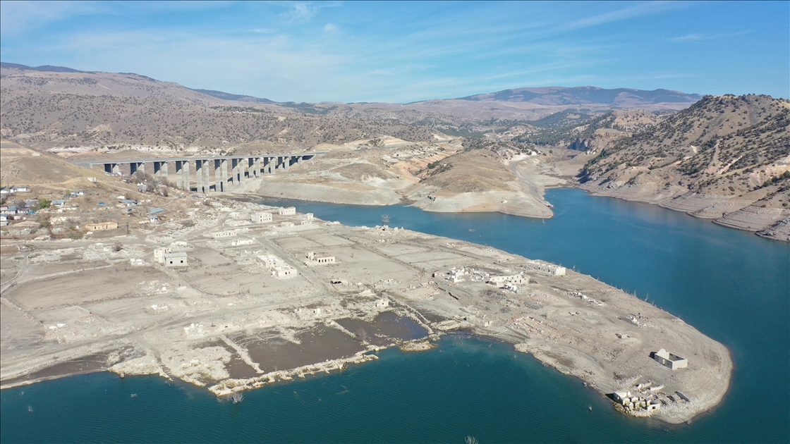 Kars'ta baraj sularının çekilmesiyle köy gün yüzüne çıktı