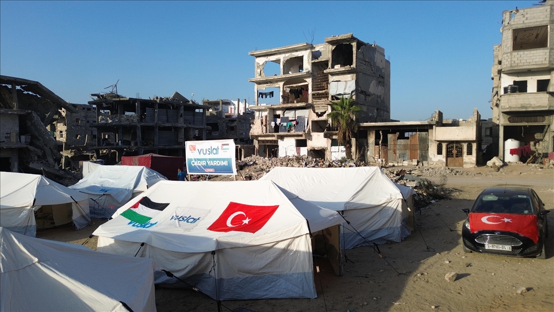 Han Yunus’ta Filistinliler için çadır kent kuruldu