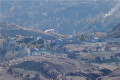 Небо Хаккяри окрашивается цветами парапланов