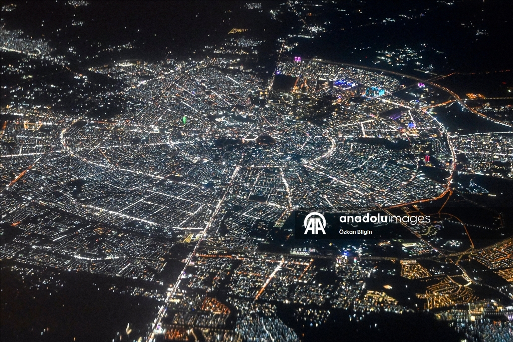 Огни ночных городов с иллюминатора самолета