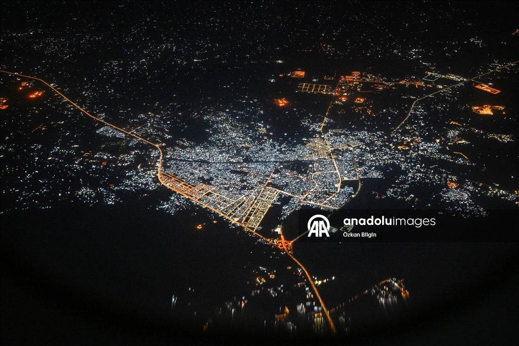 Огни ночных городов с иллюминатора самолета