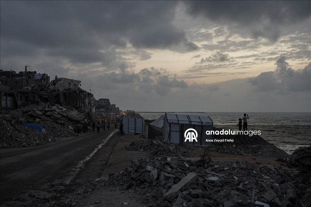 Gazze'de Filistinli ailelerin enkaz arasındaki günlük yaşamı