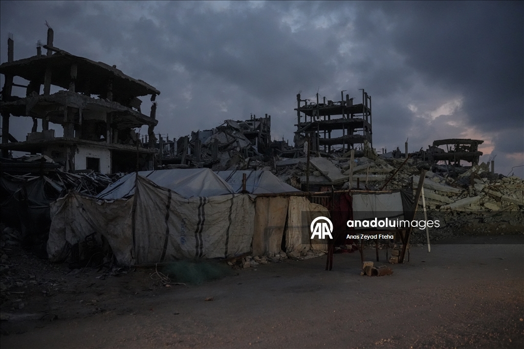 Gazze'de Filistinli ailelerin enkaz arasındaki günlük yaşamı