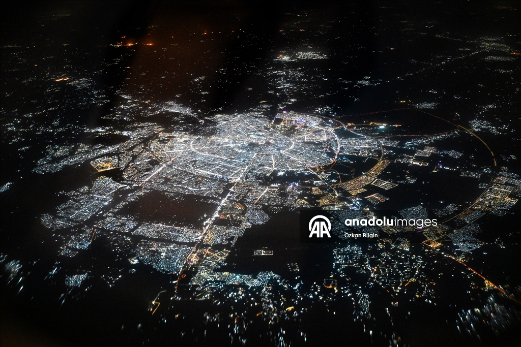 Огни ночных городов с иллюминатора самолета