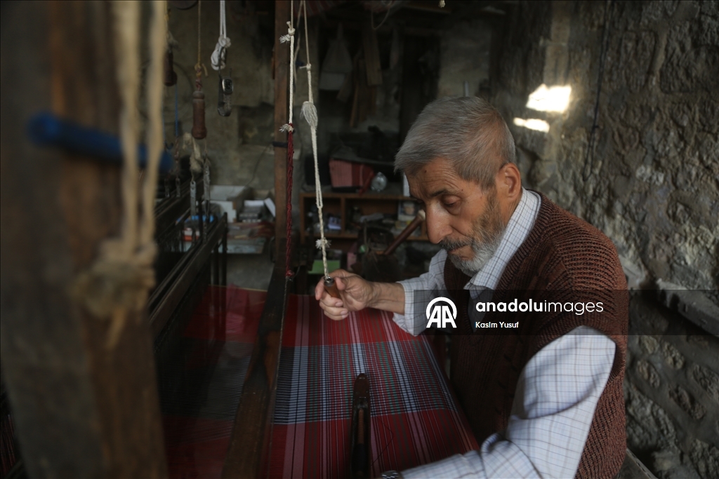 الحلبي محمد أزرق.. من أواخر حراس النسيج اليدوي المهدد بالاندثار