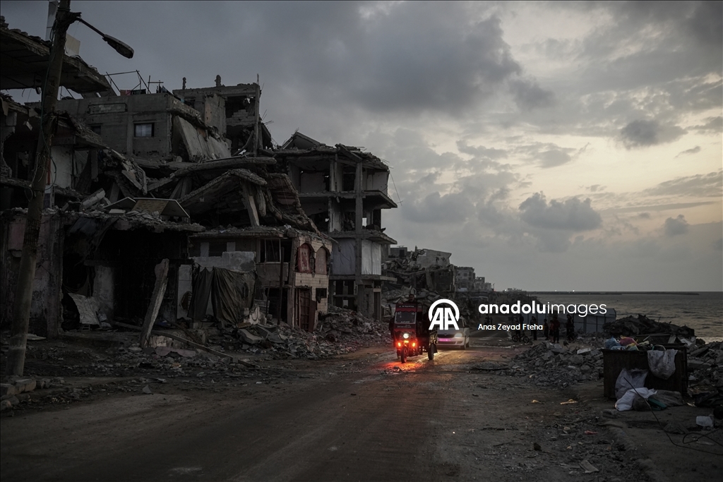 Gazze'de Filistinli ailelerin enkaz arasındaki günlük yaşamı