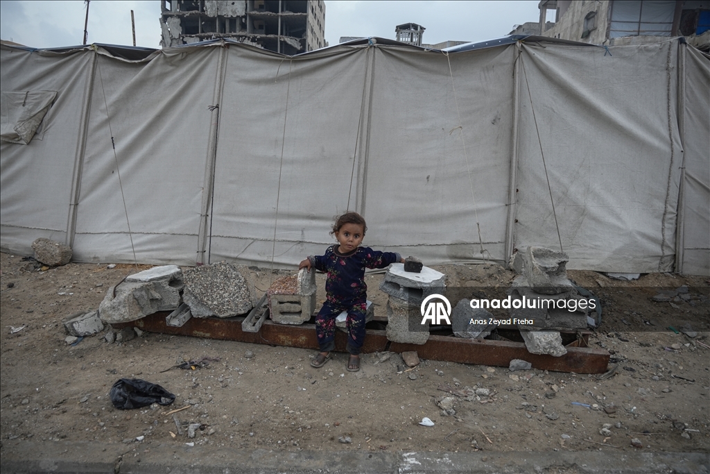 Gazze'de Filistinli ailelerin enkaz arasındaki günlük yaşamı