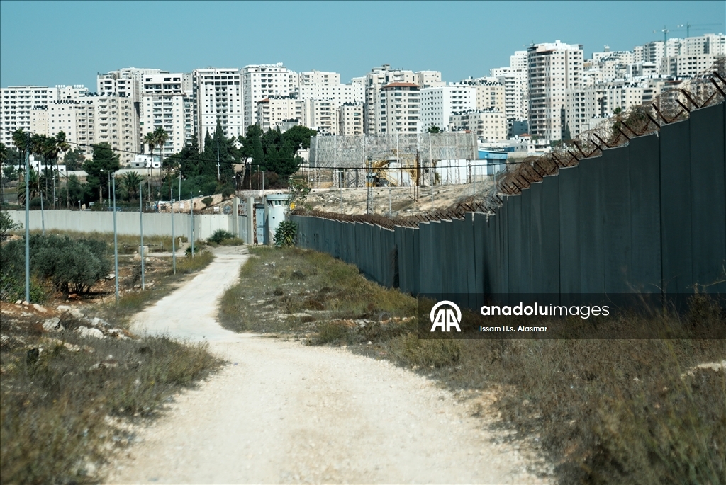 عائلة حمد.. إنذار إسرائيلي لابتلاع البيت والذكريات 