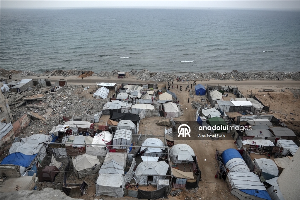 Gazze'de Filistinli ailelerin enkaz arasındaki günlük yaşamı