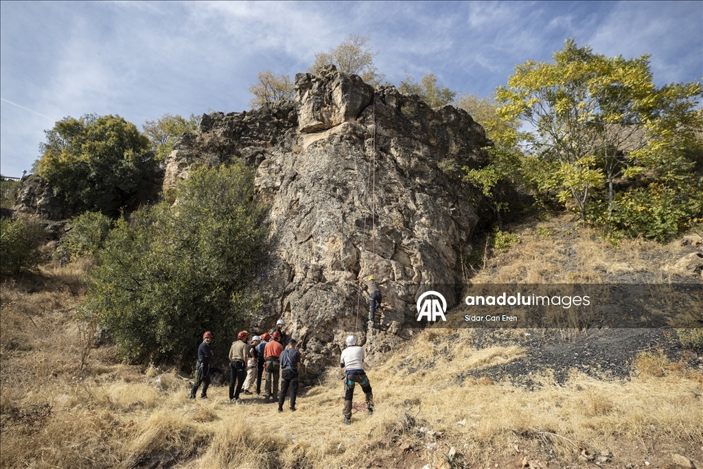 Doğaseverler zirvelere güvenli tırmanış için zorlu dağcılık eğitimlerinden geçiyor