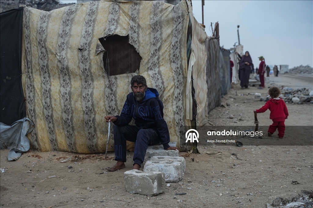 Gazze'de Filistinli ailelerin enkaz arasındaki günlük yaşamı