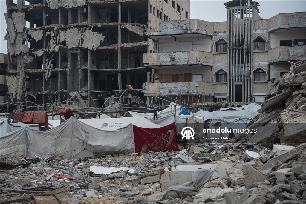 Gazze'de Filistinli ailelerin enkaz arasındaki günlük yaşamı