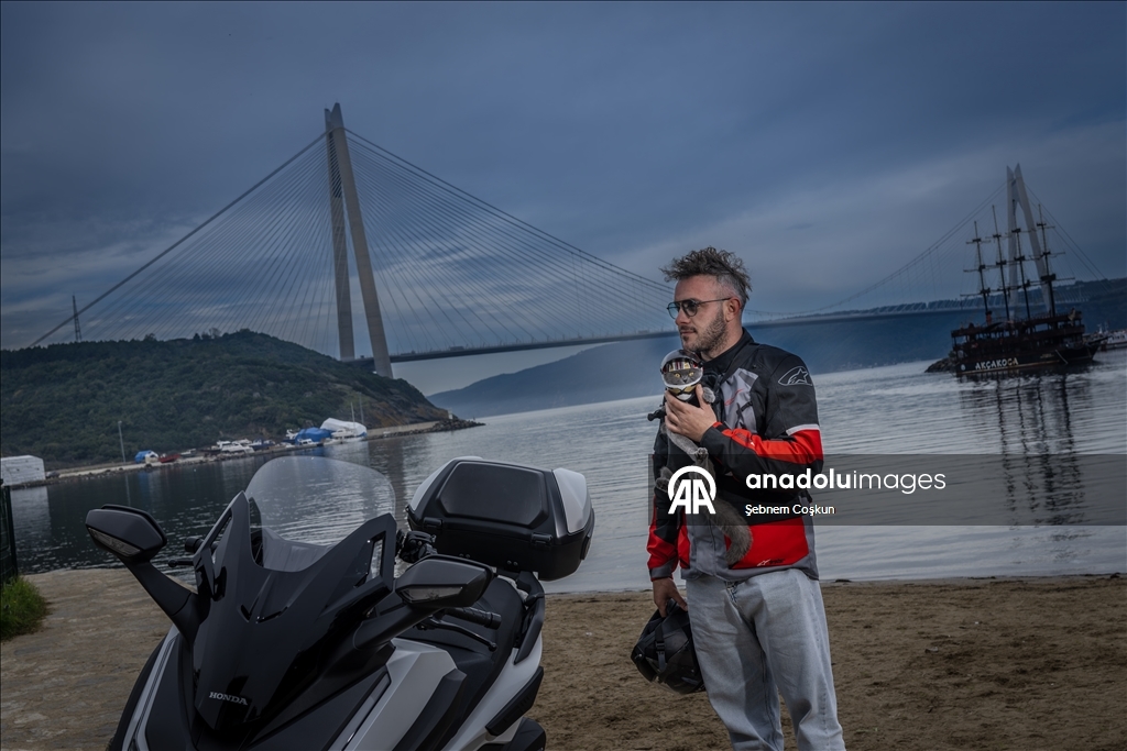 بخوذتها وثيابها.. قطة ترافق صاحبها التركي على دراجته النارية