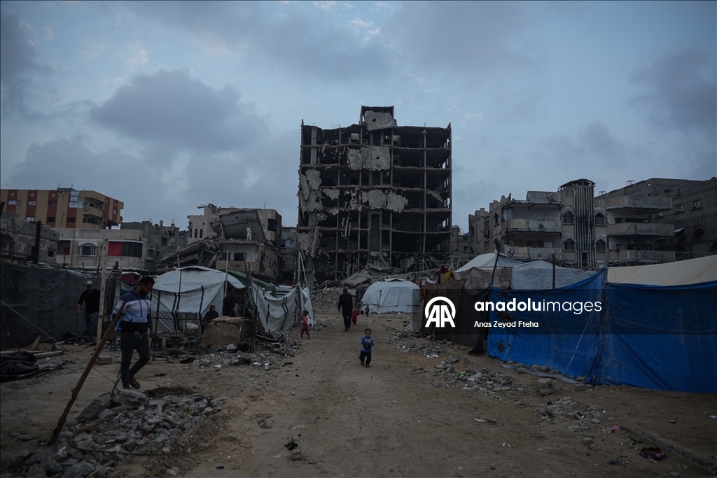 Gazze'de Filistinli ailelerin enkaz arasındaki günlük yaşamı