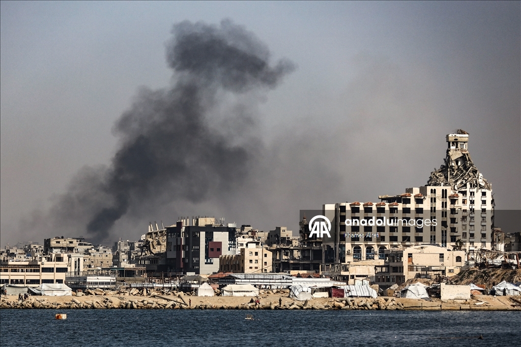 Gazze'de patlamamış mühimmatın infilak etmesi sonucu bölgeden dumanlar yükseldi