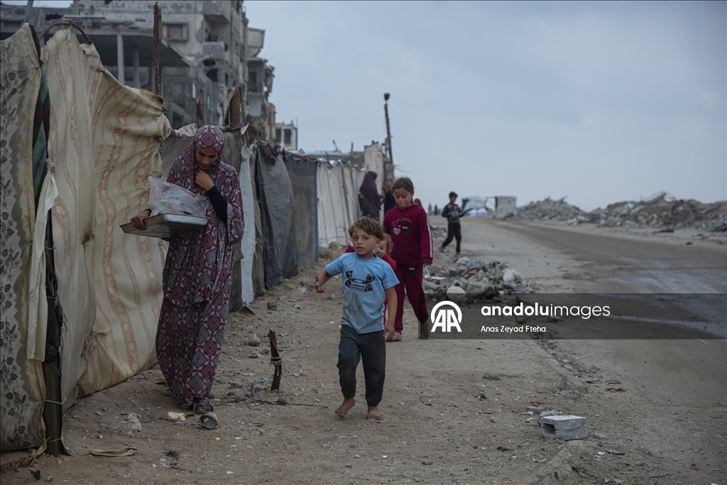 Gazze'de Filistinli ailelerin enkaz arasındaki günlük yaşamı