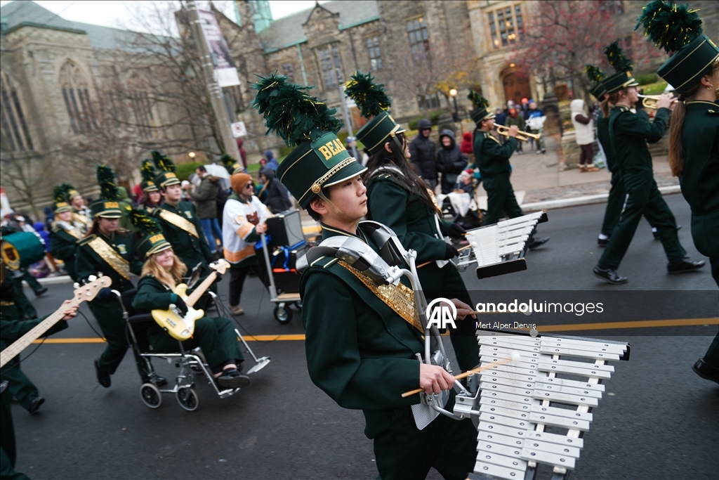 В Торонто прошел «парад Санта-Клауса»