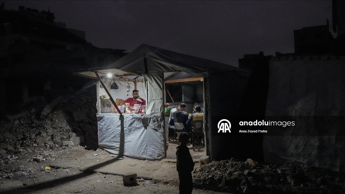 Gazze'de Filistinli ailelerin enkaz arasındaki günlük yaşamı