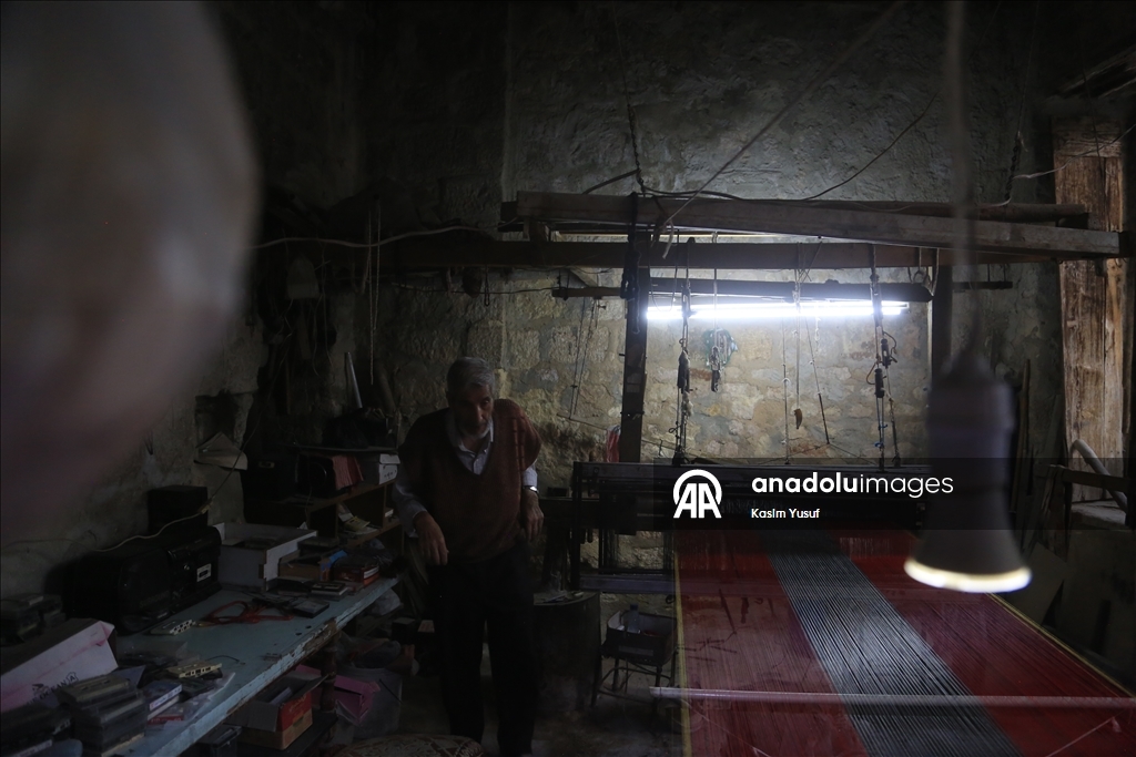 الحلبي محمد أزرق.. من أواخر حراس النسيج اليدوي المهدد بالاندثار