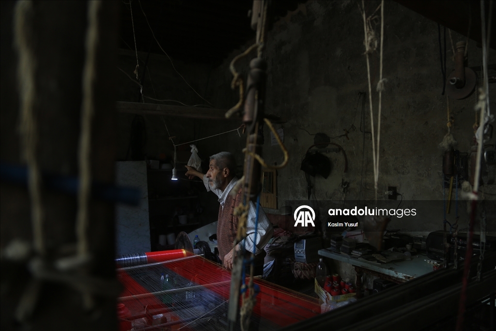 الحلبي محمد أزرق.. من أواخر حراس النسيج اليدوي المهدد بالاندثار