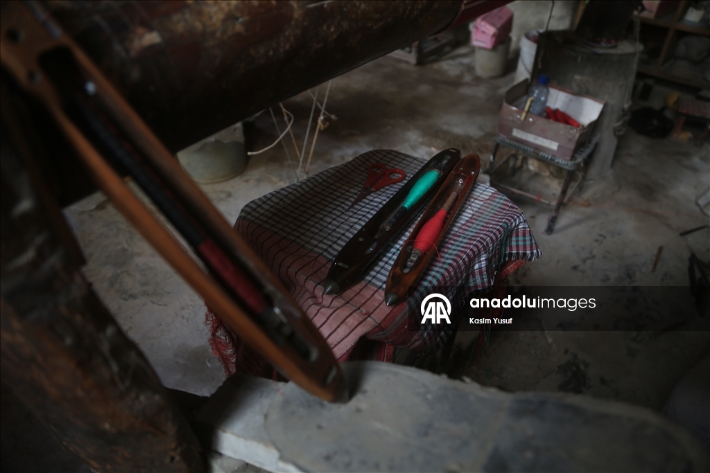 الحلبي محمد أزرق.. من أواخر حراس النسيج اليدوي المهدد بالاندثار