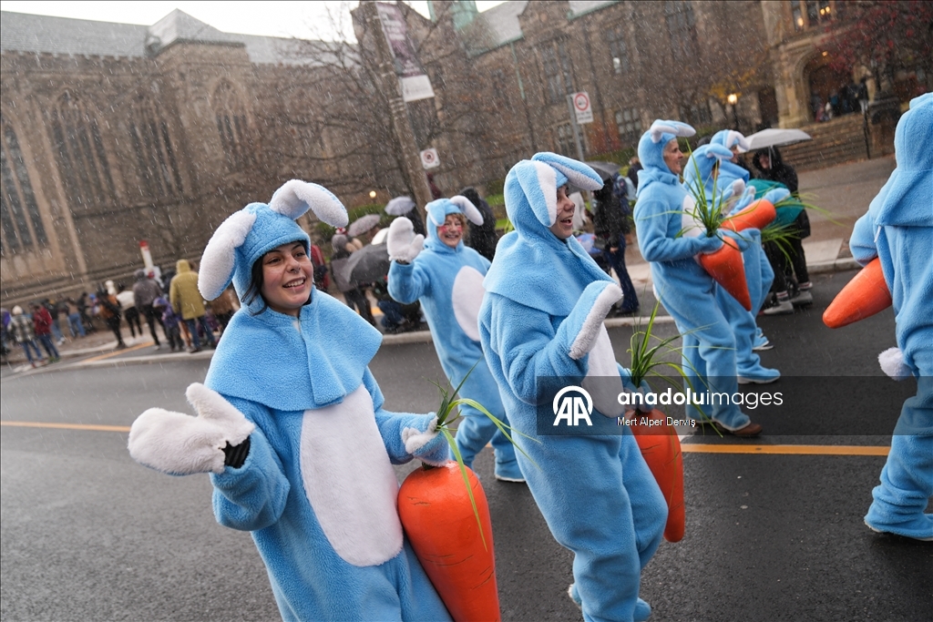 В Торонто прошел «парад Санта-Клауса»