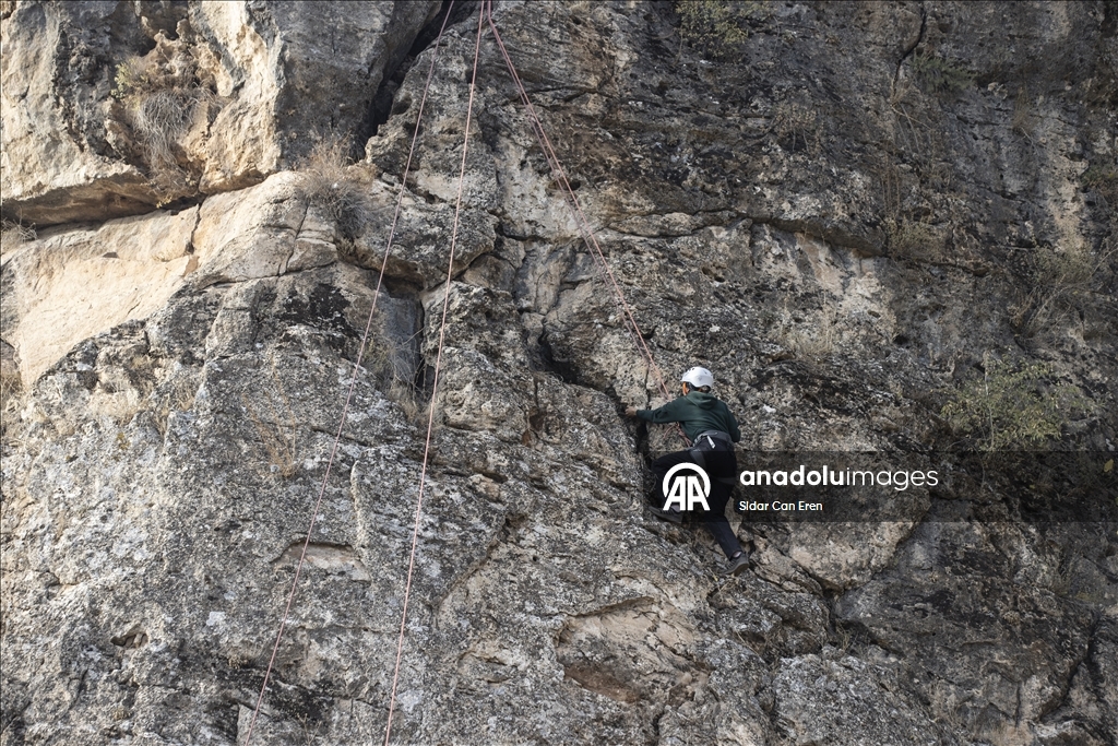 Doğaseverler zirvelere güvenli tırmanış için zorlu dağcılık eğitimlerinden geçiyor