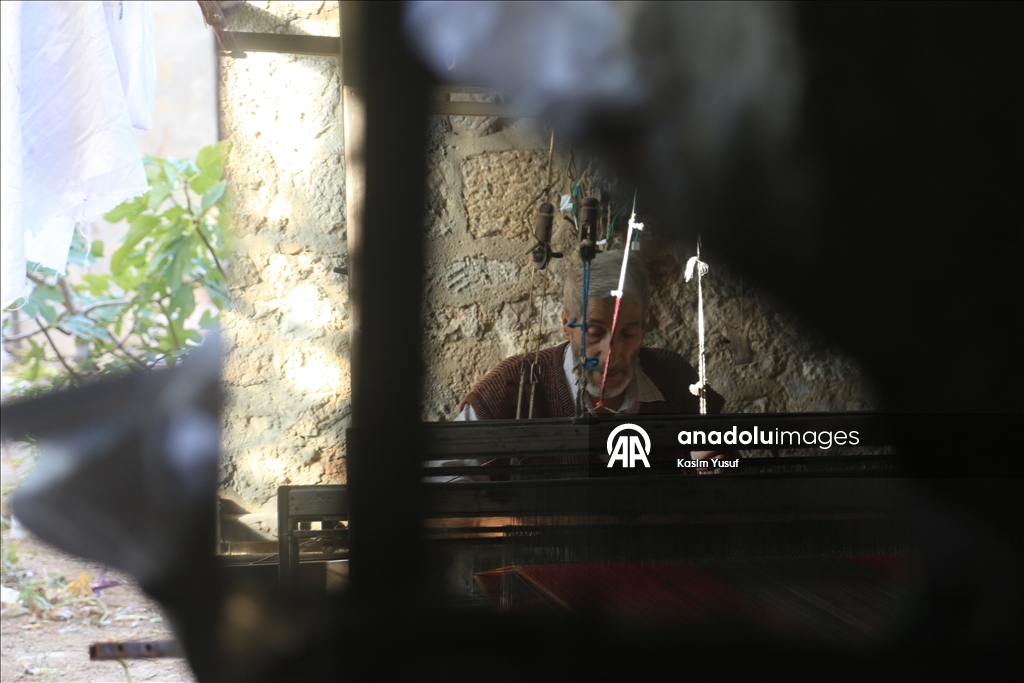 الحلبي محمد أزرق.. من أواخر حراس النسيج اليدوي المهدد بالاندثار