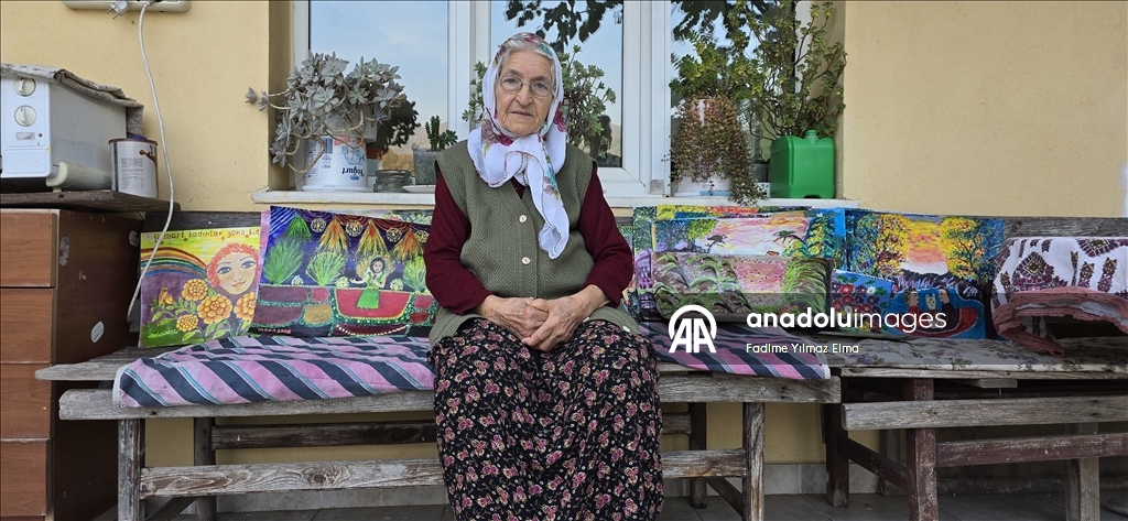 بدأت الرسم في السبعين.. مسنة تركية تتمسك بريشتها