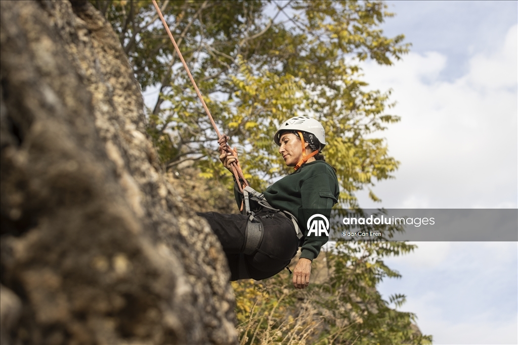 Doğaseverler zirvelere güvenli tırmanış için zorlu dağcılık eğitimlerinden geçiyor