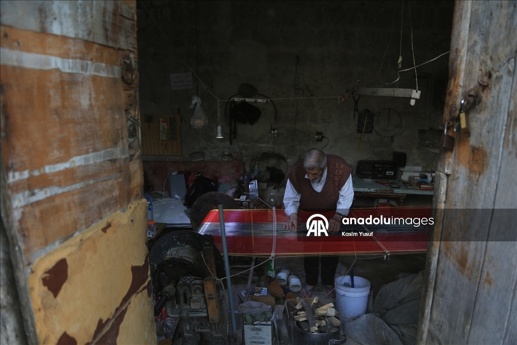 الحلبي محمد أزرق.. من أواخر حراس النسيج اليدوي المهدد بالاندثار