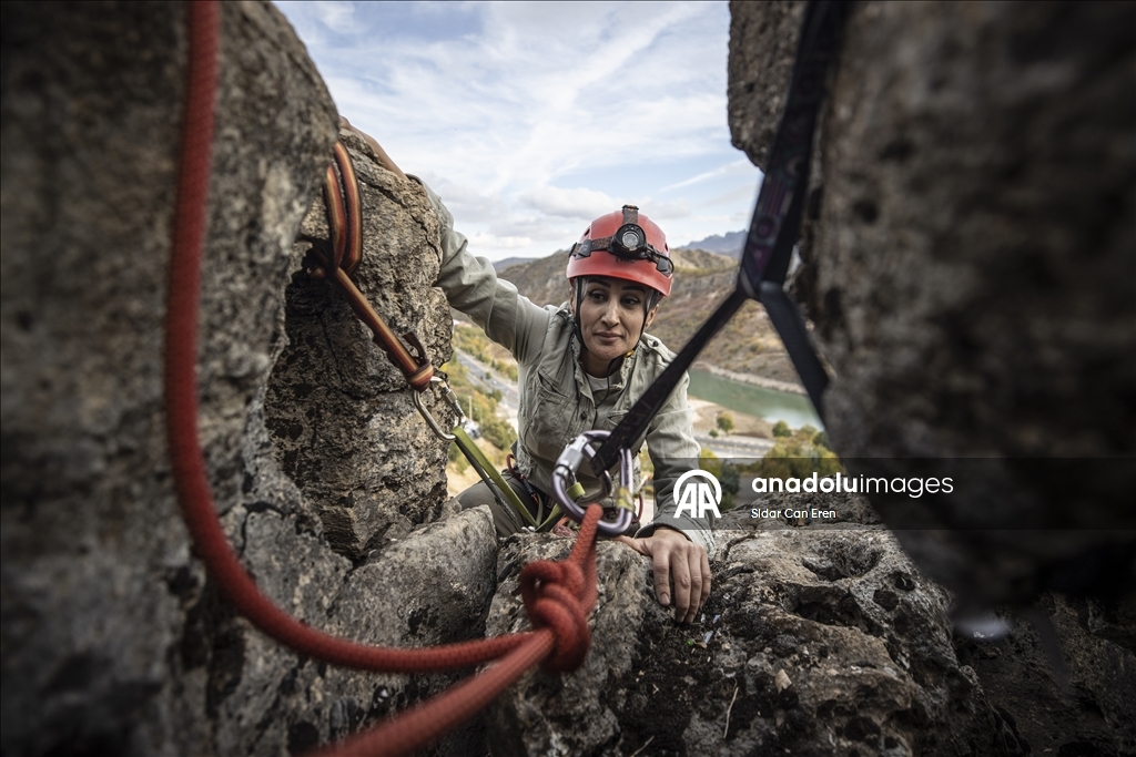 Doğaseverler zirvelere güvenli tırmanış için zorlu dağcılık eğitimlerinden geçiyor