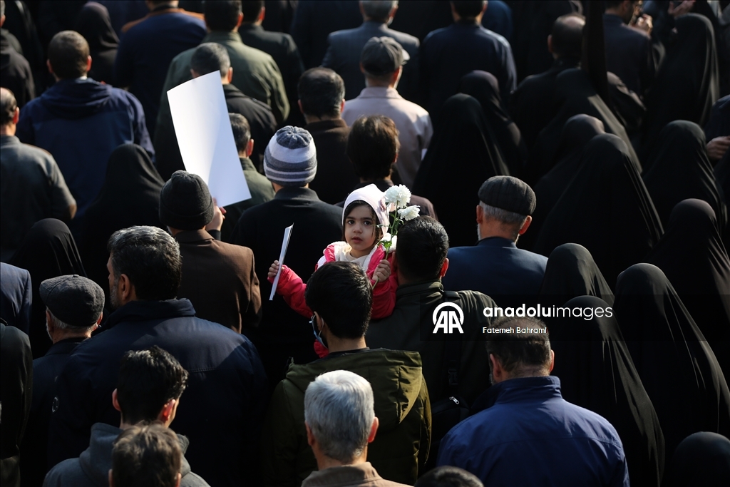 В Иране простились с неизвестными солдатами, погибшими в войне с Ираком
