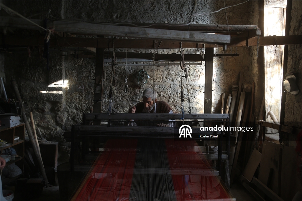 الحلبي محمد أزرق.. من أواخر حراس النسيج اليدوي المهدد بالاندثار