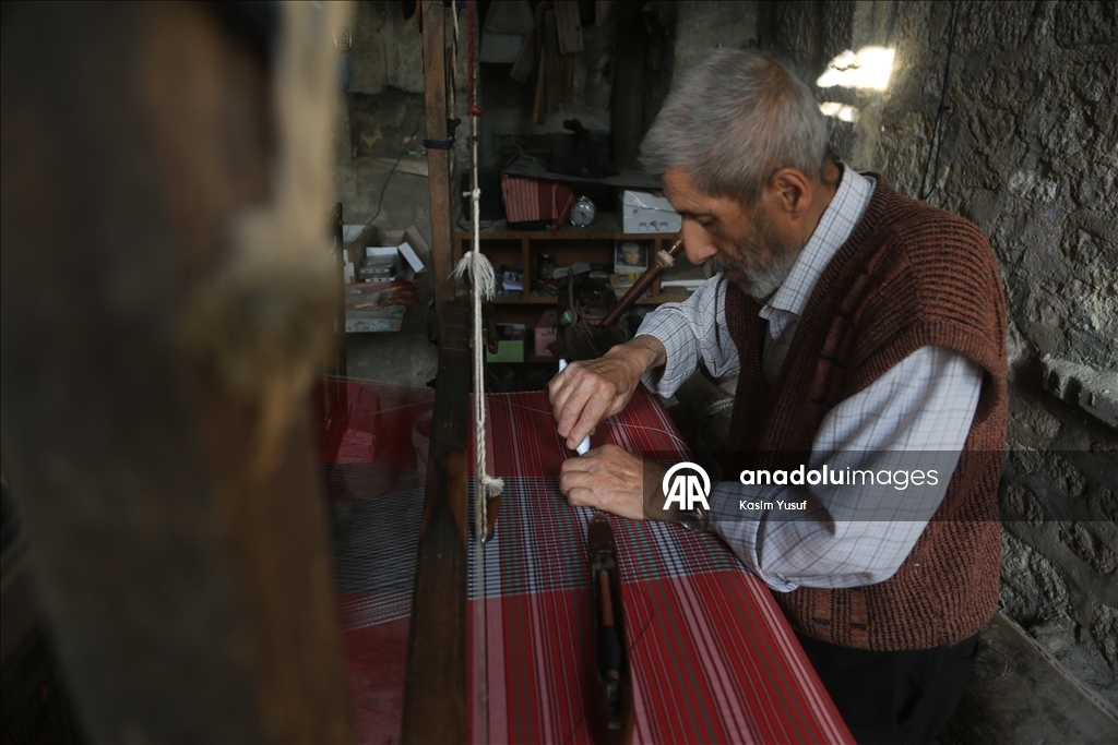 الحلبي محمد أزرق.. من أواخر حراس النسيج اليدوي المهدد بالاندثار