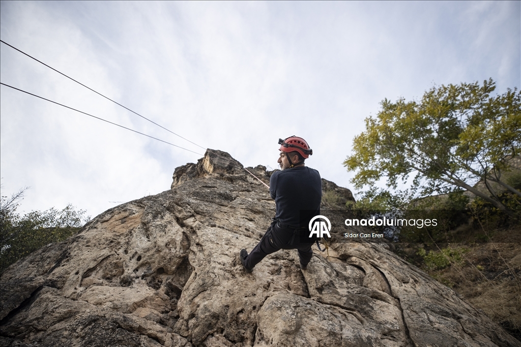 Doğaseverler zirvelere güvenli tırmanış için zorlu dağcılık eğitimlerinden geçiyor