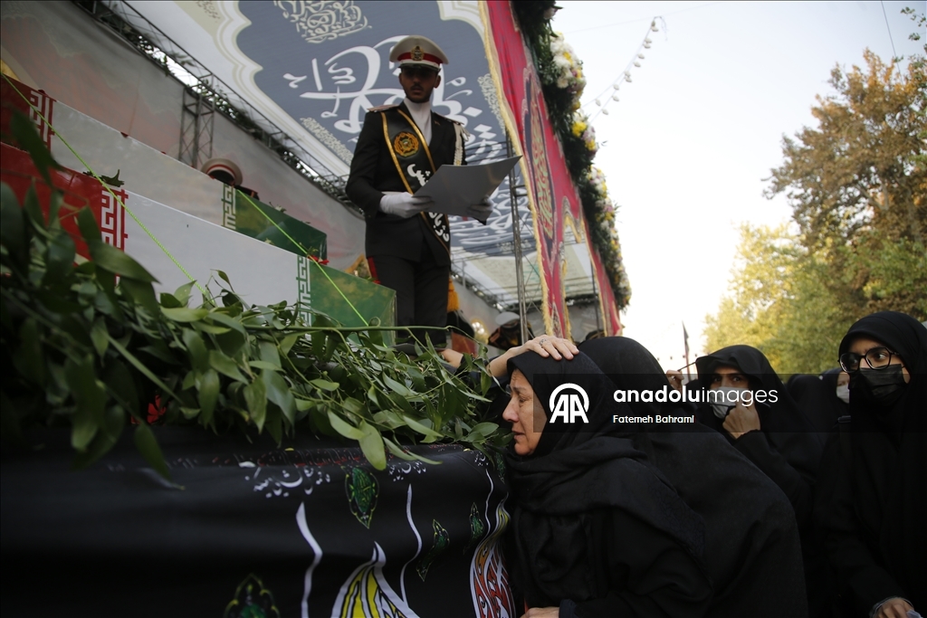 В Иране простились с неизвестными солдатами, погибшими в войне с Ираком