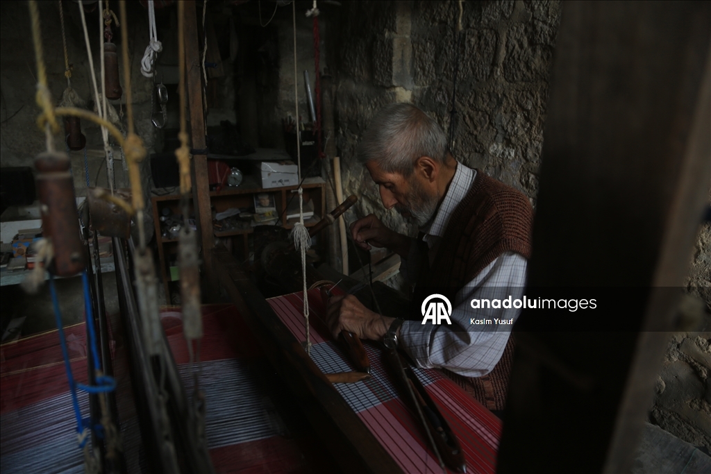 الحلبي محمد أزرق.. من أواخر حراس النسيج اليدوي المهدد بالاندثار