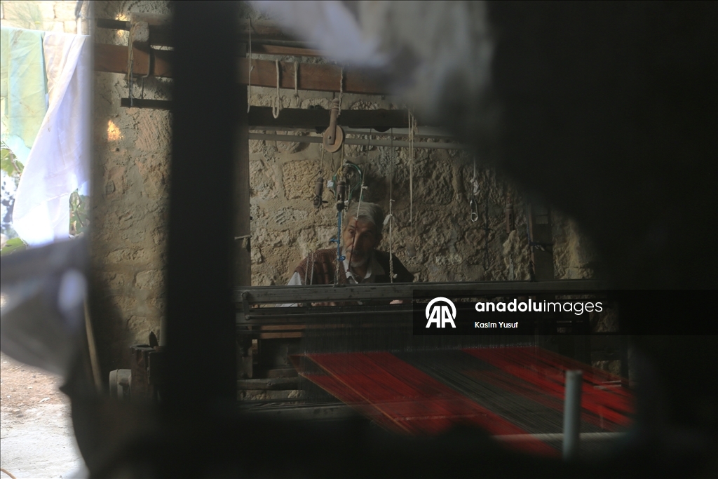 الحلبي محمد أزرق.. من أواخر حراس النسيج اليدوي المهدد بالاندثار